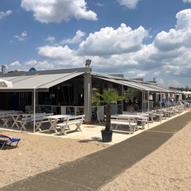 Wohnmobilstellplatz: Restaurant am öffentlichen Strand, Zugang vom Campingplatz frei - Municipal Campsite Alexandroupolis