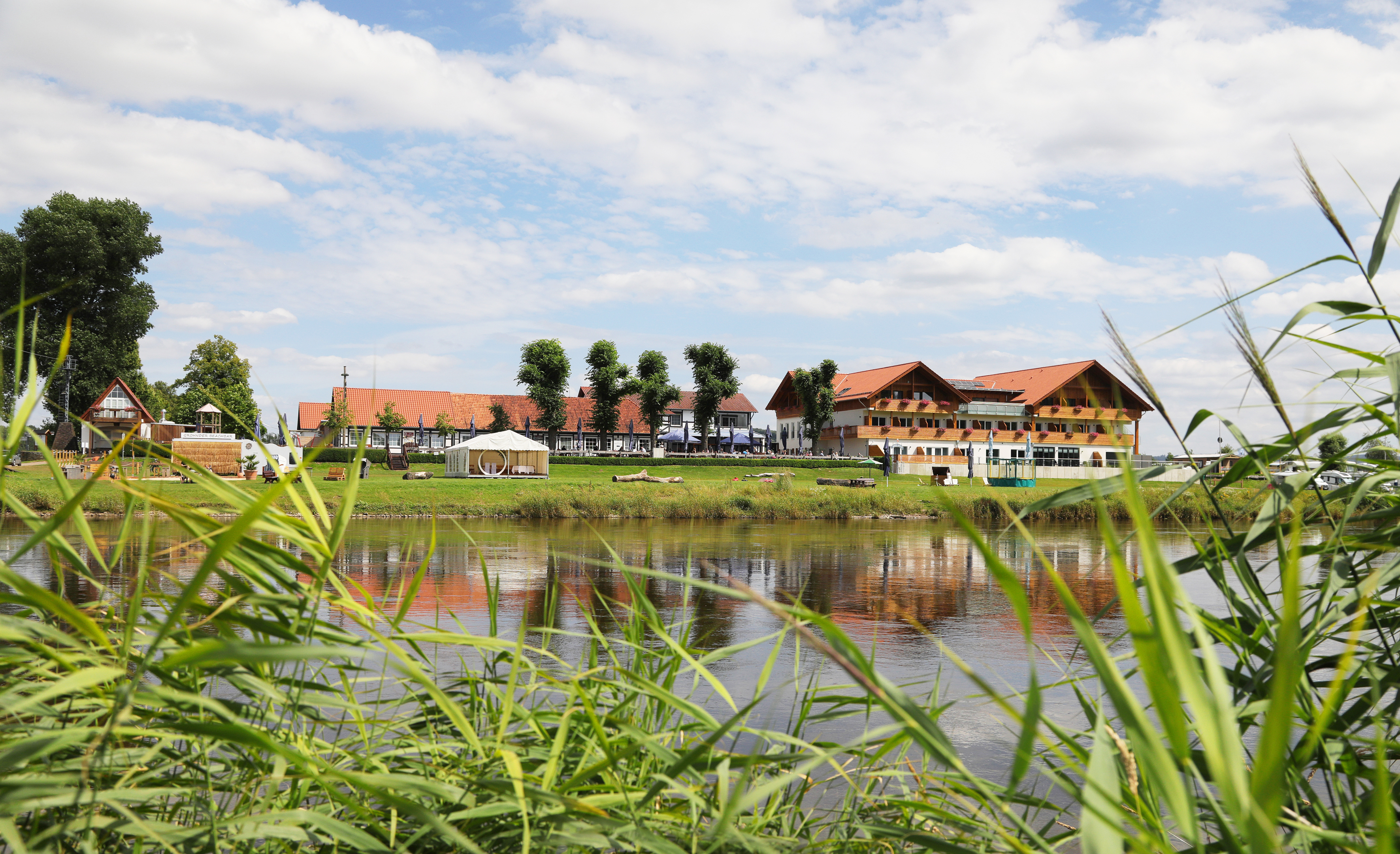 RV park - Weserbergland - Gesamtansicht von der Weser - Stellplatz Grohnder Fährhaus