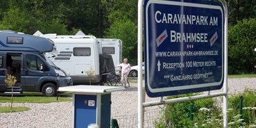 Reisemobilstellplatz - Wohnwagen erlaubt - Binnenland - Einfahrt Wohnmobilstellplatz - Caravanpark am Brahmsee