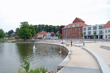 Wohnmobilstellplatz: Seepromenade beim Karpfenplatz. Rundweg um den Herrenteich, Dauer zu Fuß ca. 1,5 h.  - Wohnmobilstellplatz auf dem Karpfenplatz