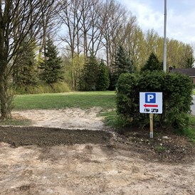 Wohnmobilstellplatz: Einfahrt zum Stellplatz - Privat geführter Schotter-/Rasenplatz eingebetteten Bäumen in Braunschweig