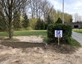 Wohnmobilstellplatz: Einfahrt zum Stellplatz - Privat geführter Schotter-/Rasenplatz eingebetteten Bäumen in Braunschweig