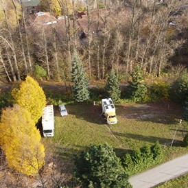 Wohnmobilstellplatz: Stellplatz von oben - Privat geführter Schotter-/Rasenplatz eingebetteten Bäumen in Braunschweig