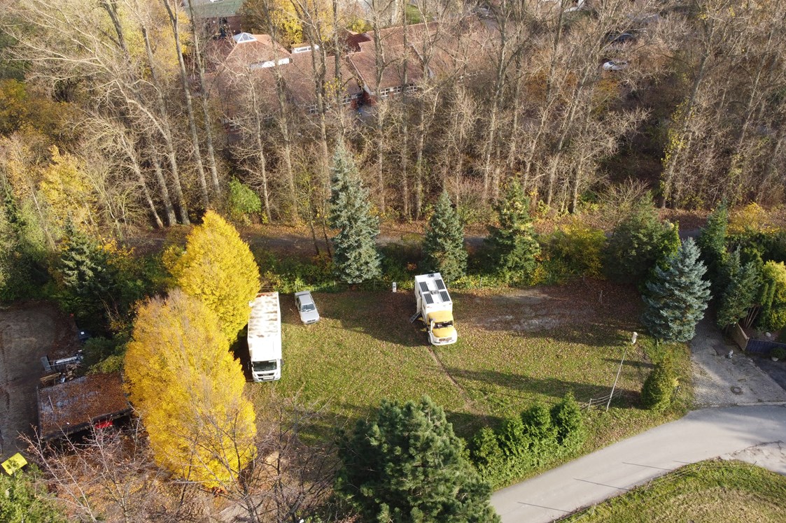Wohnmobilstellplatz: Stellplatz von oben - Privat geführter Schotter-/Rasenplatz eingebetteten Bäumen in Braunschweig