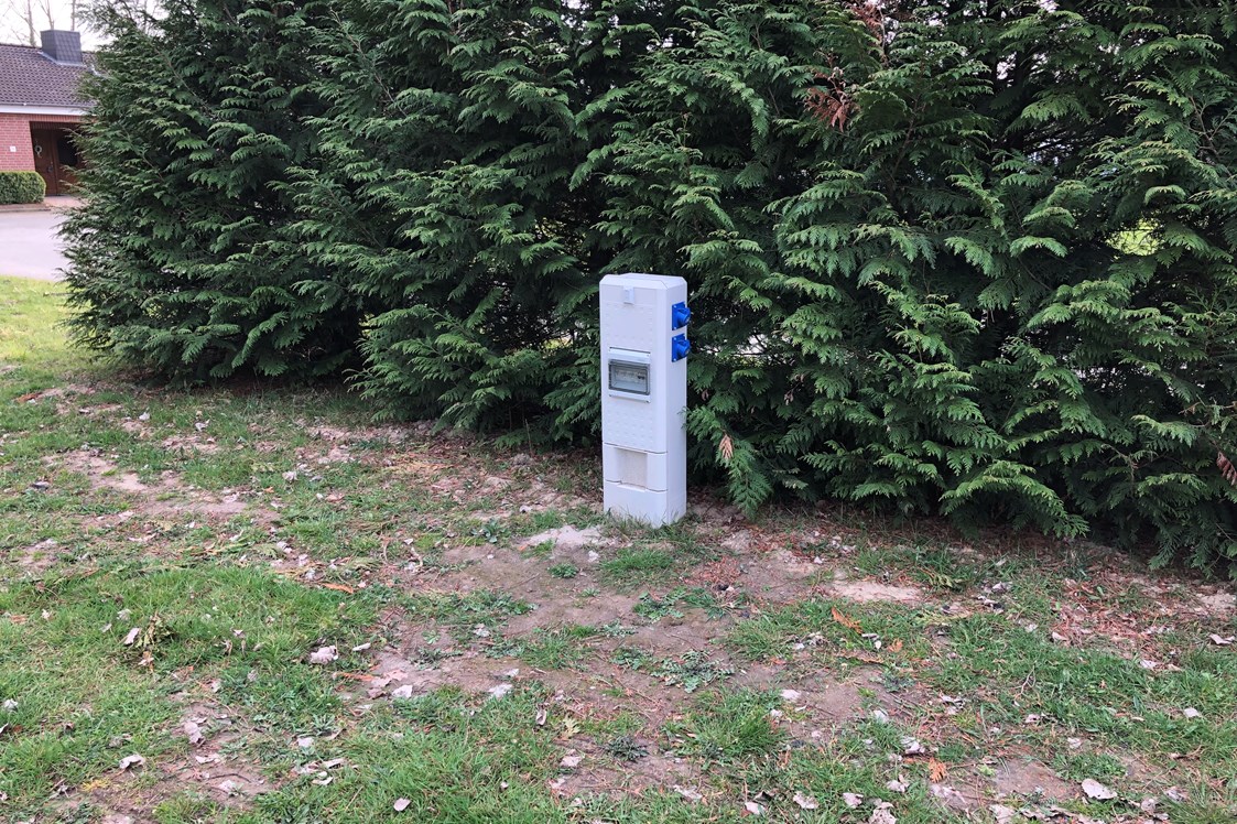 Wohnmobilstellplatz: Wer Strom braucht - Privat geführter Schotter-/Rasenplatz eingebetteten Bäumen in Braunschweig
