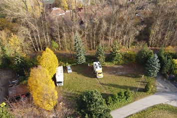 Wohnmobilstellplatz: Die Wiese von oben  - Privat geführter Schotter-/Rasenplatz eingebetteten Bäumen in Braunschweig
