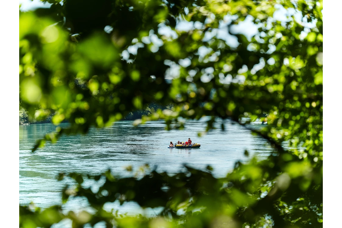 Wohnmobilstellplatz: Mit dem Schlauchboot auf dem Rhein - Stellplatz Lienheim