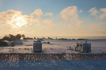 Wohnmobilstellplatz: Die ruhige Winterzeit lädt zu langen Strandspaziergängen ein. - Wohnmobilpark Ostseeblick