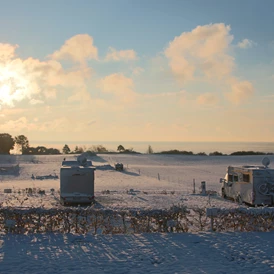 Wohnmobilstellplatz: Die ruhige Winterzeit lädt zu langen Strandspaziergängen ein. - Wohnmobilpark Ostseeblick