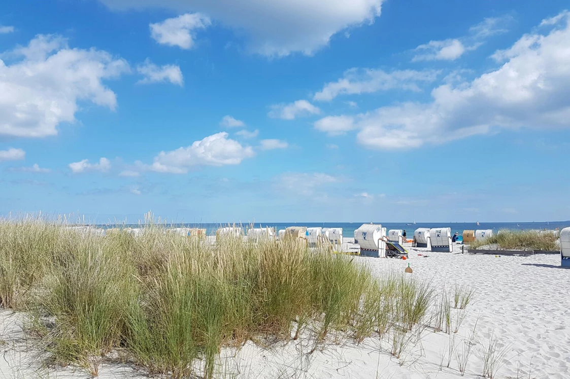 Wohnmobilstellplatz: Das nahegelegene Ostseebad Grömitz mit kilometerlanger Promenade und etlichen Shops und Cafes. - Wohnmobilpark Ostseeblick