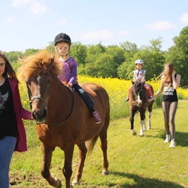 Wohnmobilstellplatz: Ponyreiten im Rahmen der Kinderanimation - Wohnmobilpark Ostseeblick