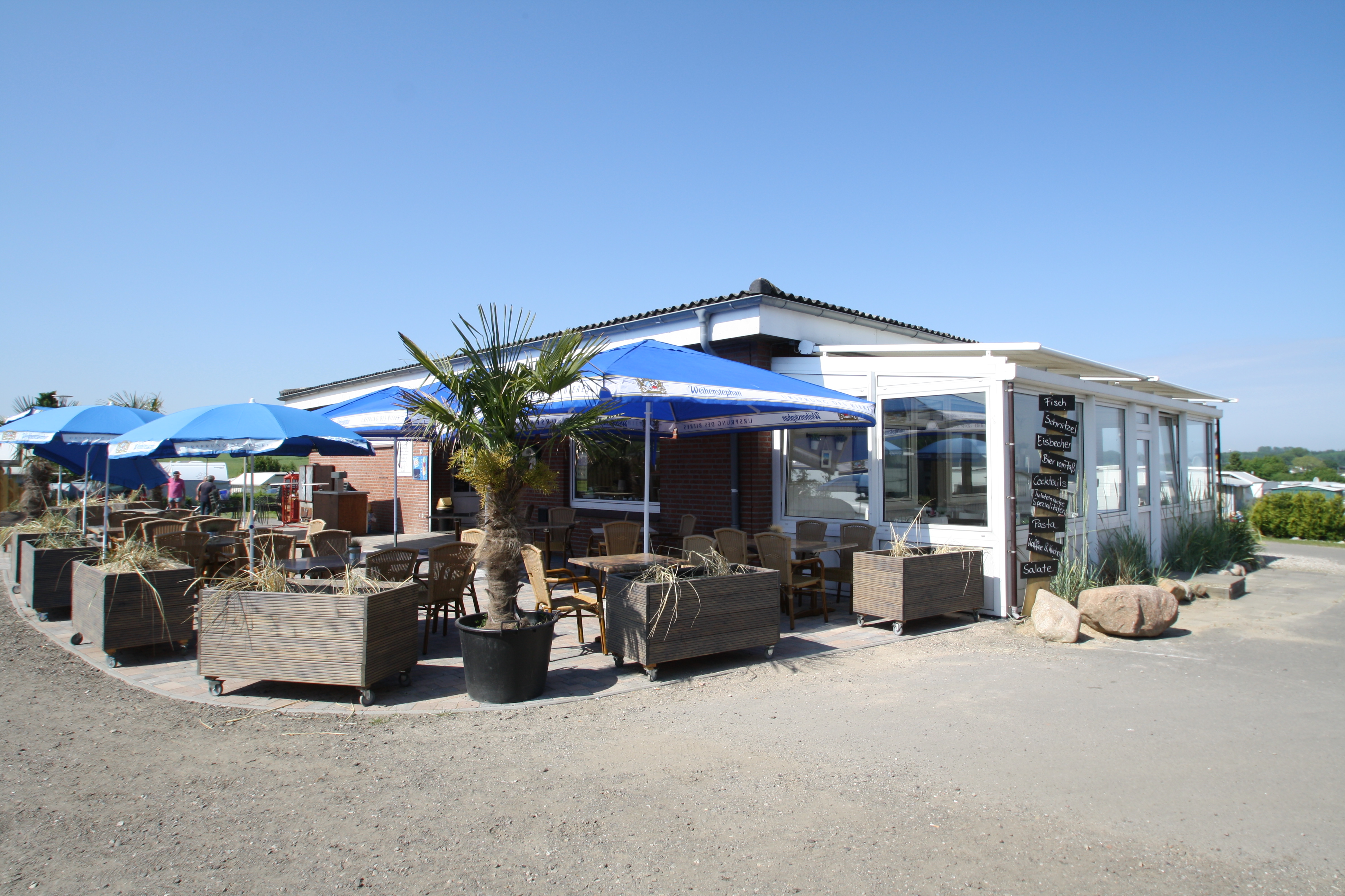 Reisemobilstellplatz - Spielplatz - Ostsee - SB-Shop und Restaurant mit Sonnenterrasse - Wohnmobilpark Ostseeblick