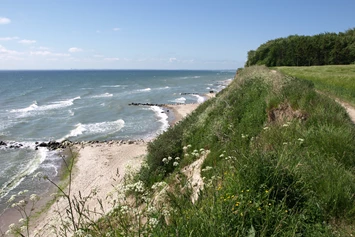 Wohnmobilstellplatz: Wildromantische Steilküste mit kurtaxfreien Natursandstrand - Wohnmobilpark Ostseeblick