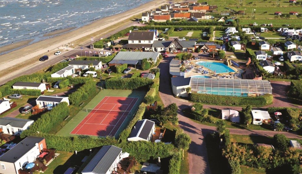 Wohnmobilstellplatz: 5-Sterne Campingplatz am Meer mit Hallenbad und Schwimmbad, Tennis, and viele Aktivitäten - Camping Le Cormoran