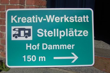 Wohnmobilstellplatz: Schilder an der Bundesstraße 501 in der Ortschaft Cismar - Wohnmobilplatz Kattenberg