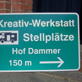 Wohnmobilstellplatz: Schilder an der Bundesstraße 501 in der Ortschaft Cismar - Wohnmobilplatz Kattenberg