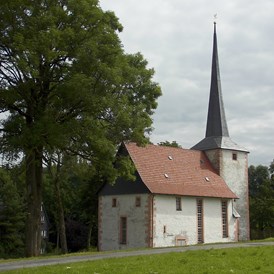 Wohnmobilstellplatz: 400 Jahre alte Dorfkirche - Stellplatz in Sachsenbrunn