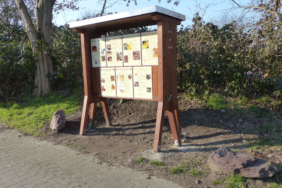 Wohnmobilstellplatz: Bieneninfostand an der alten Walze auf dem Klaukenhof - Freizeitpark Klaukenhof
