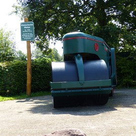 Wohnmobilstellplatz: historische Walze auf dem Klaukenhof in Datteln - Freizeitpark Klaukenhof