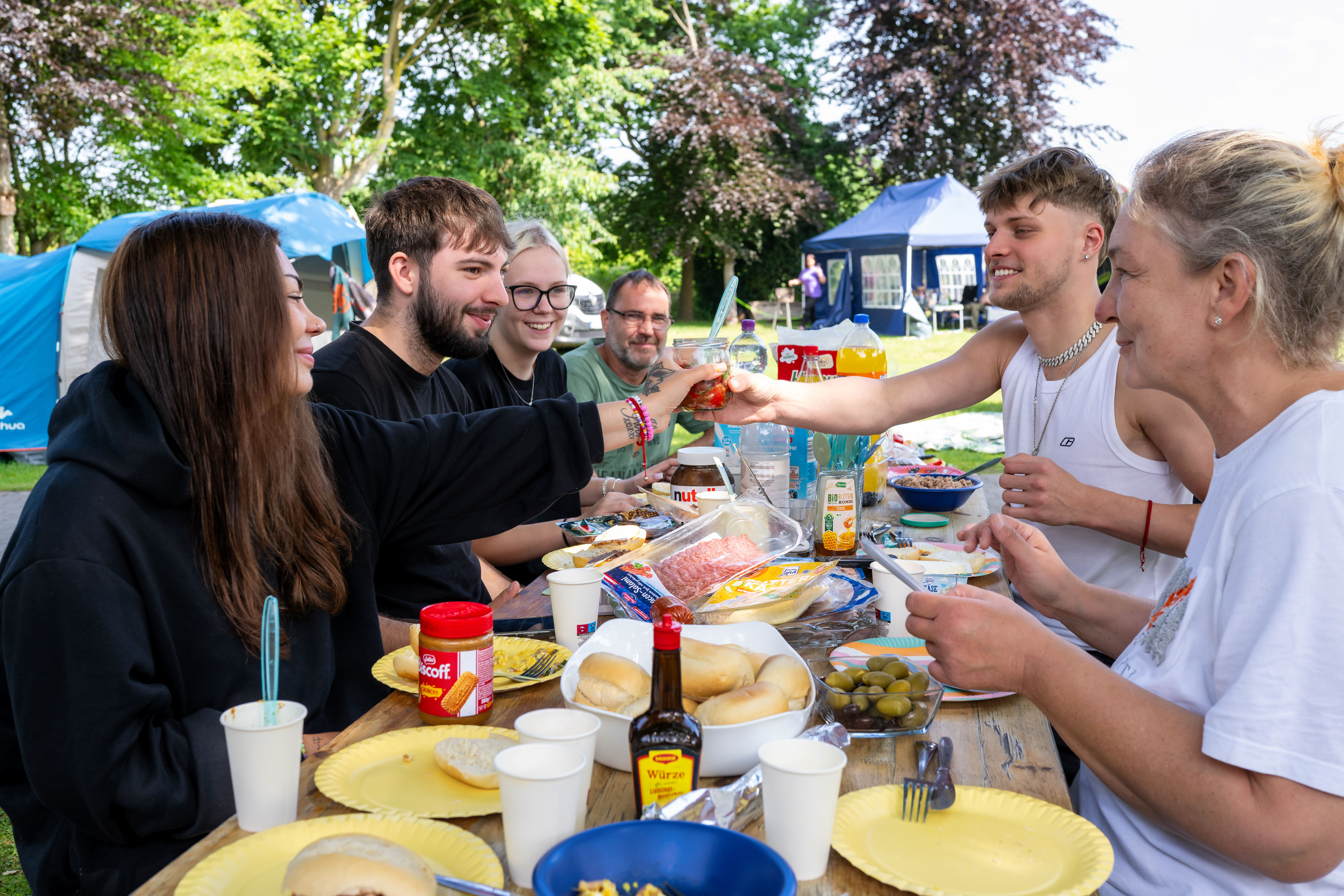 Wohnmobilstellplatz: Freizeitpark Klaukenhof - Frühstück an Christi Himmelfahrt am Camper - Freizeitpark Klaukenhof - Abastecimiento, Parcelas