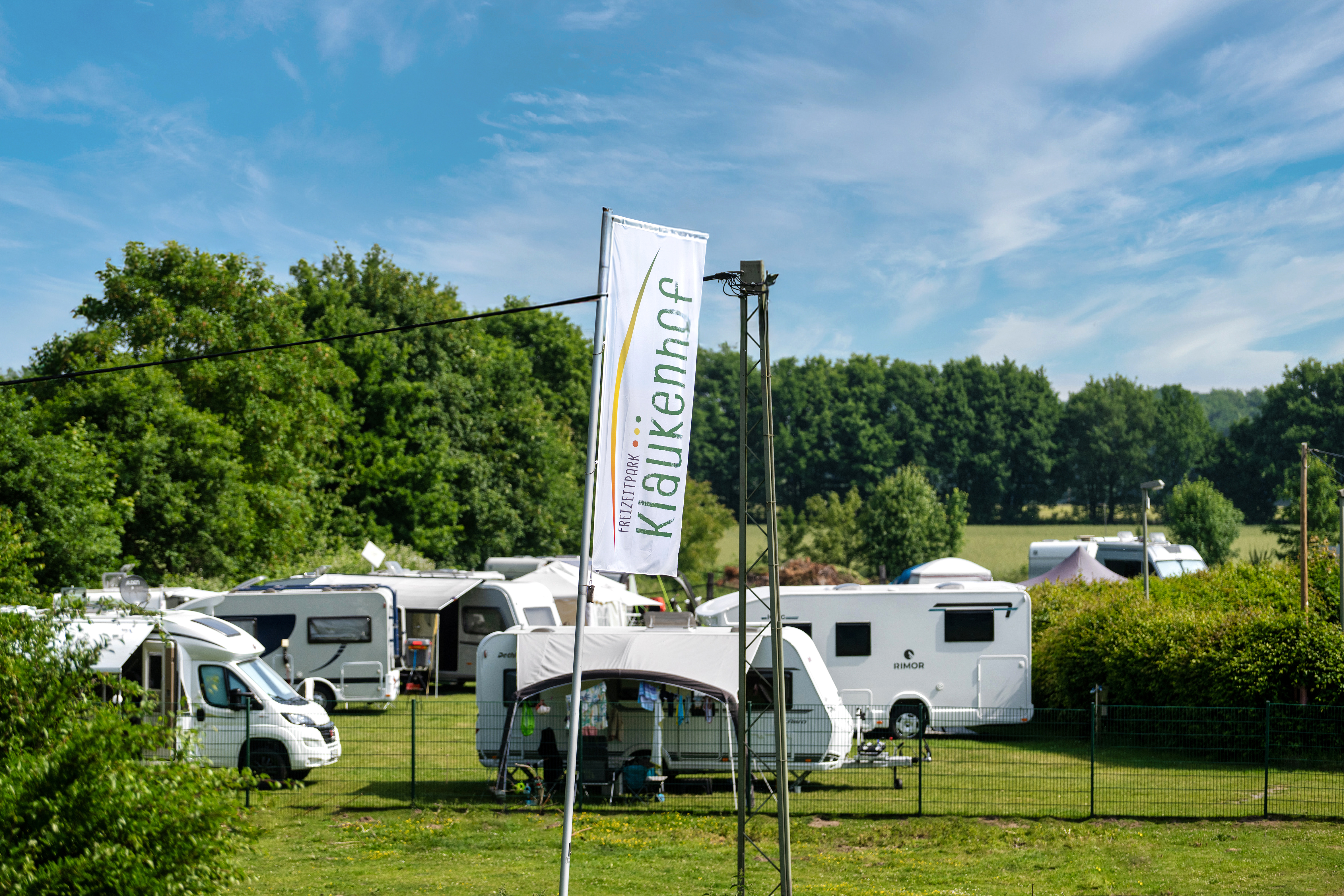 Wohnmobilstellplatz: Freizeitpark Klaukenhof - vom Tiergehege aus Richtung Touringplatz - Freizeitpark Klaukenhof - Infraestructura, Parcelas