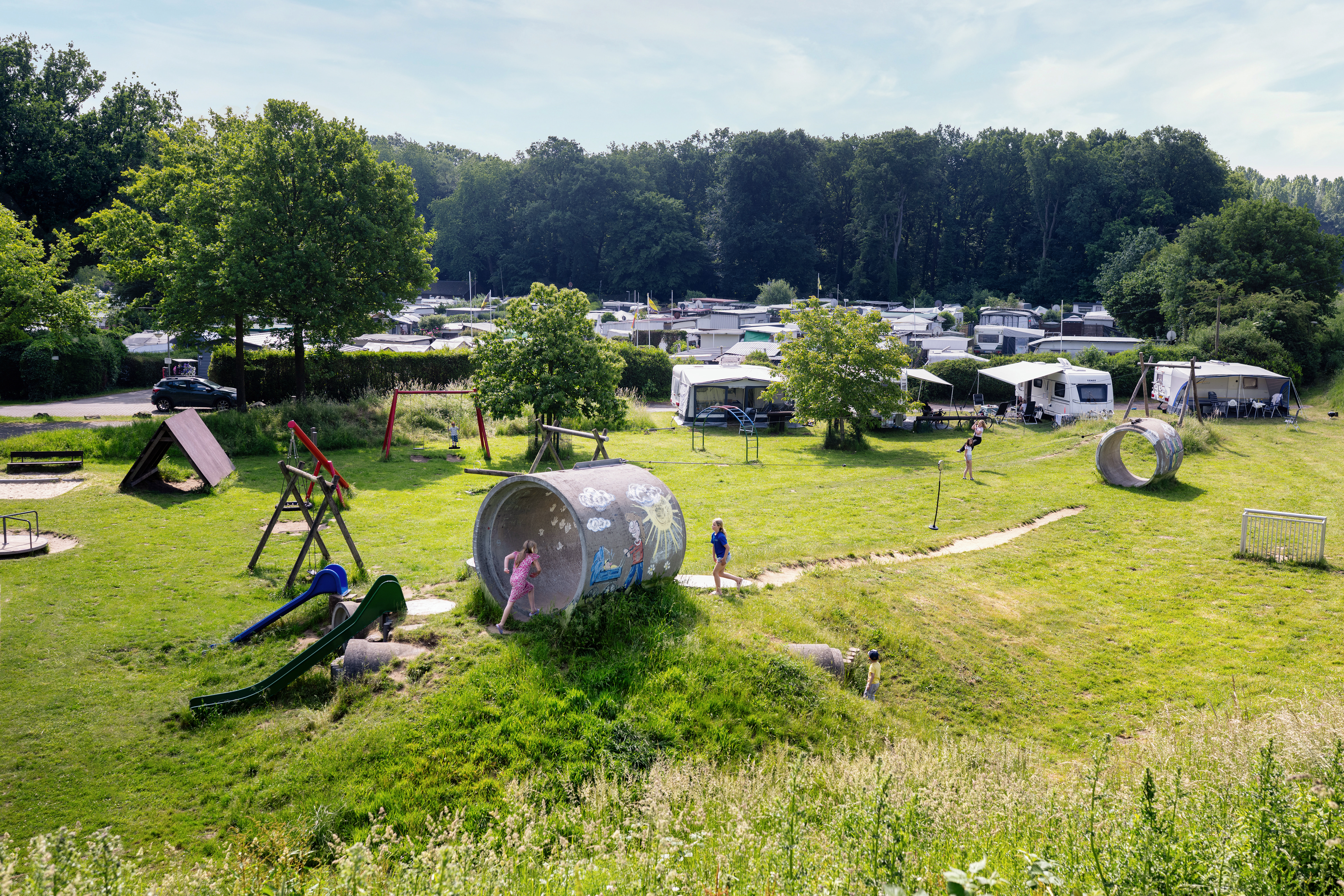 Wohnmobilstellplatz: Freizeitpark Klaukenhof - der Spielplatz mit 2 Seilbahnen, Reck zum Turnen, 3 Rutschen, Sandkasten mit Burg, Unterstand im Schatten, Sandkasten mit Rutsche, Spielzelt mit Sand, Reifenschaukel, Schaukeln, Hopstier, Bolztor, Karussell und Kletterbogen - Freizeitpark Klaukenhof - Infraestructura, Tiempo libre