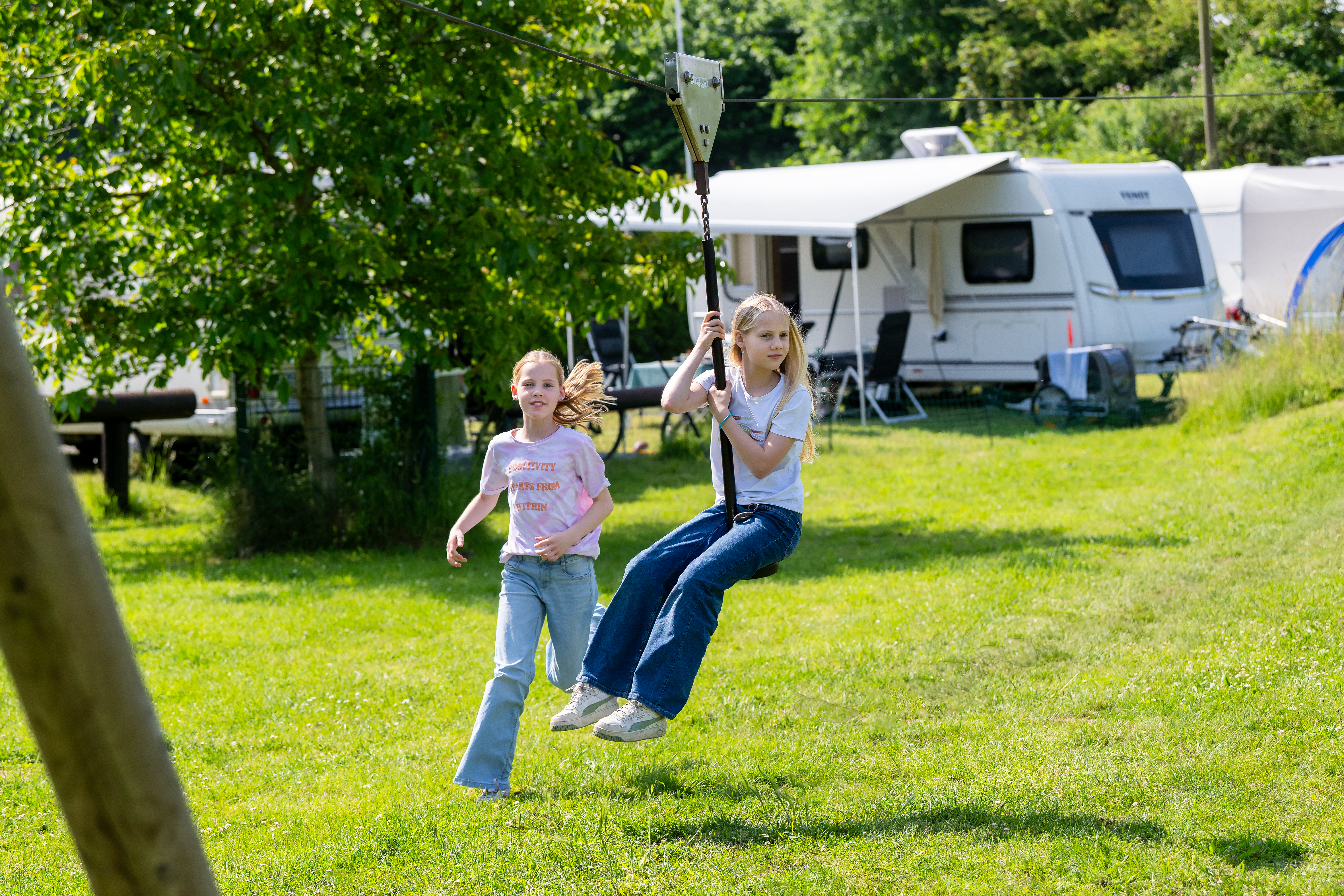 Wohnmobilstellplatz: Freizeitpark Klaukenhof - Klaukenhofkinder auf der Holzseilbahn - Freizeitpark Klaukenhof - Parcelas, Tiempo libre