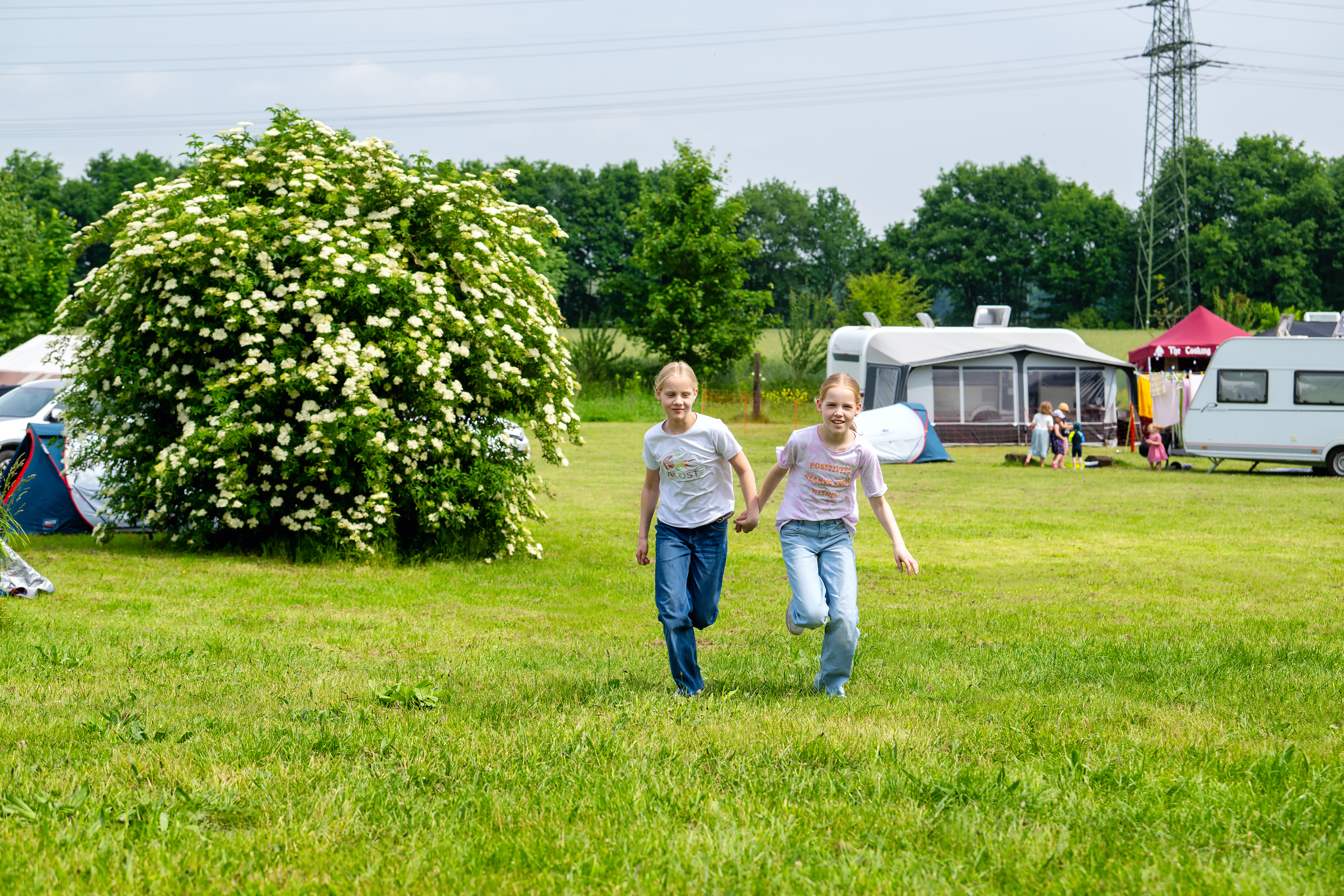 Wohnmobilstellplatz: Freizeitpark Klaukenhof - Klaukenhofkinder auf der großzügigen Touringwiese - Freizeitpark Klaukenhof - Parcelas