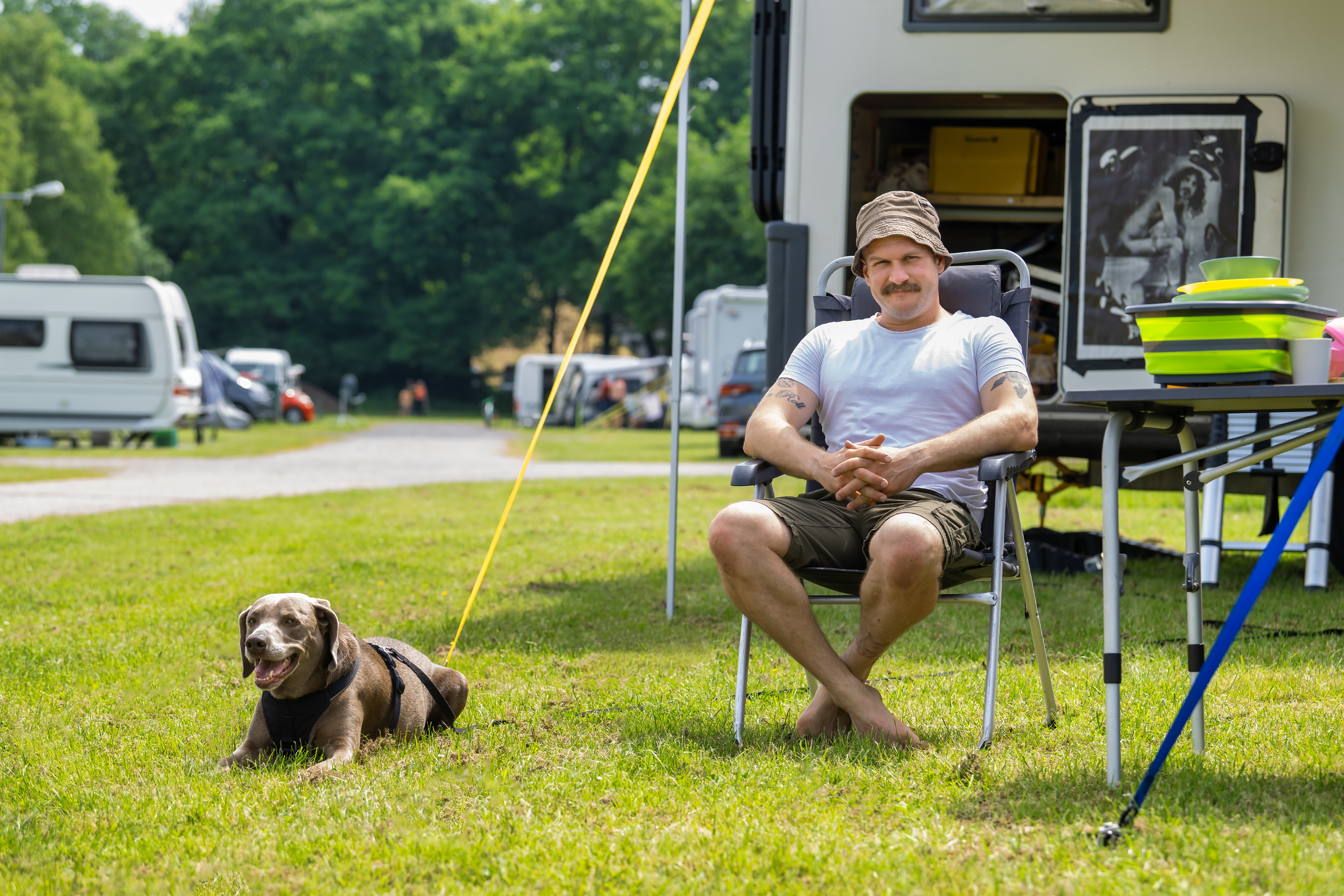 Wohnmobilstellplatz: Freizeitpark Klaukenhof - Camper mit Sonnenhut - Freizeitpark Klaukenhof - Parcelas