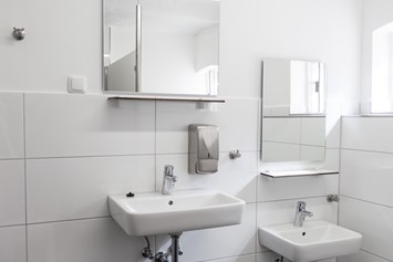 Wohnmobilstellplatz: 4 abgeschlossene Räume für die Körperhygiene - Badezimmer wie zu Hause auf dem Campingplatz - Freizeitpark Klaukenhof