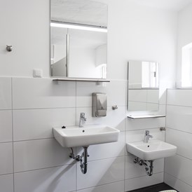 Wohnmobilstellplatz: 4 abgeschlossene Räume für die Körperhygiene - Badezimmer wie zu Hause auf dem Campingplatz - Freizeitpark Klaukenhof