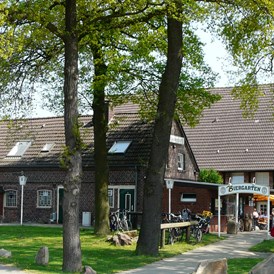 Wohnmobilstellplatz: Klaukenhof Bauernhaus in Richtung Biergarten - Freizeitpark Klaukenhof