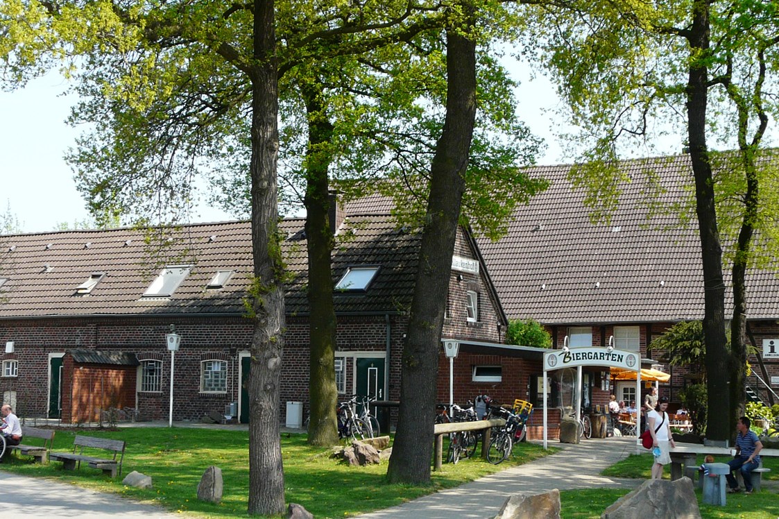 Wohnmobilstellplatz: Klaukenhof Bauernhaus in Richtung Biergarten - Freizeitpark Klaukenhof