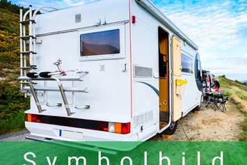 Wohnmobilstellplatz: Symbolbild - Camping, Stellplatz, Van-Life - Stellplatz beim Sportplatz