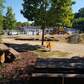 Wohnmobilstellplatz: Spielplatz mit Sitzgelegenheit - Stellplatz beim Sportplatz