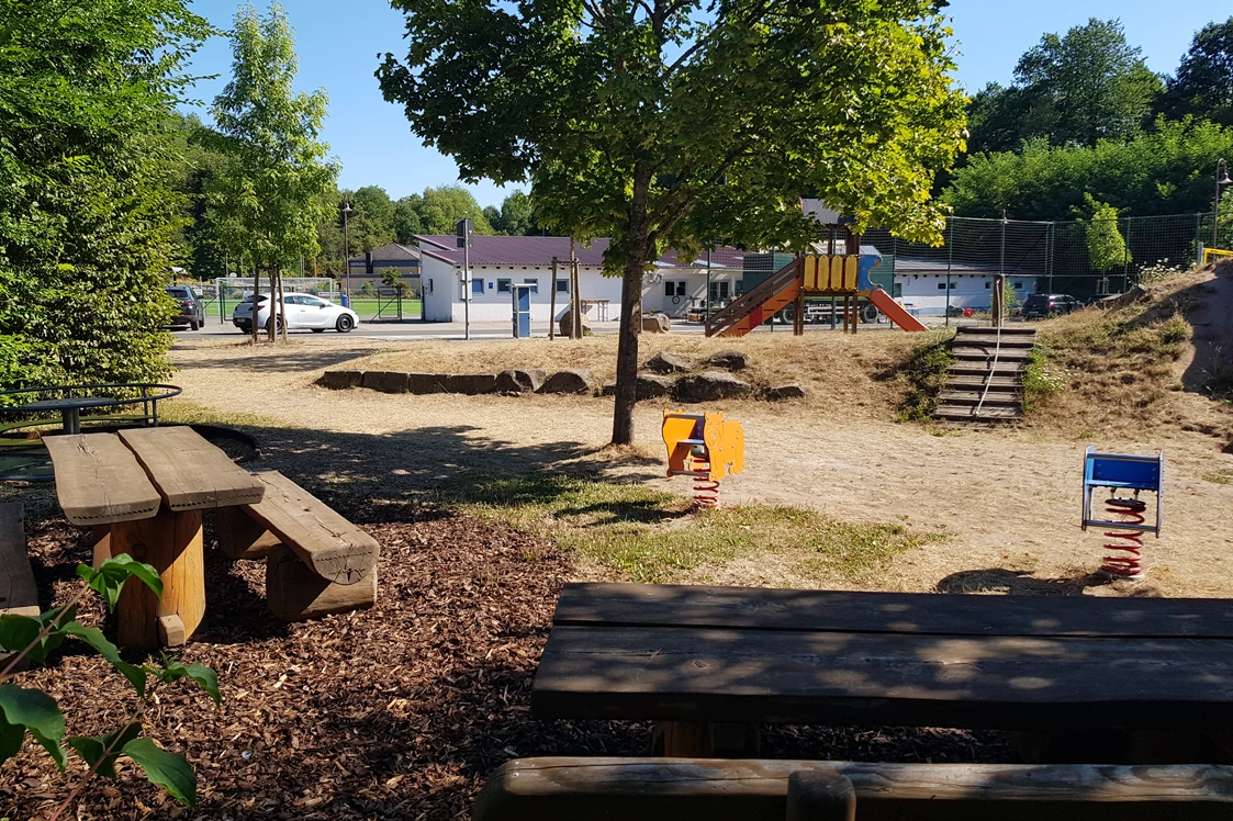 Wohnmobilstellplatz: Spielplatz mit Sitzgelegenheit - Stellplatz beim Sportplatz