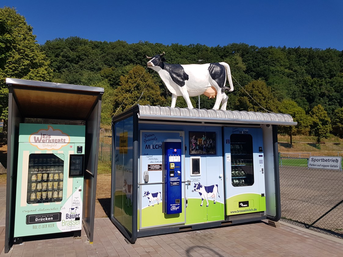 Wohnmobilstellplatz: Verkaufsautomat Milch, Eis etc. am Stellplatz - Stellplatz beim Sportplatz