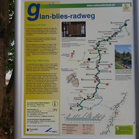 Wohnmobilstellplatz: Glan-Blies-Radweg (Info-Tafel) - Stellplatz beim Sportplatz