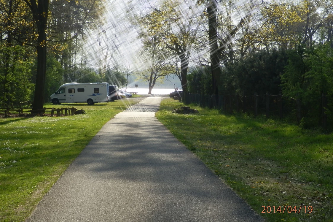 Wohnmobilstellplatz: auch vor der Schranke steht man attraktiv... - Camping Am Großen Lausiger Teich