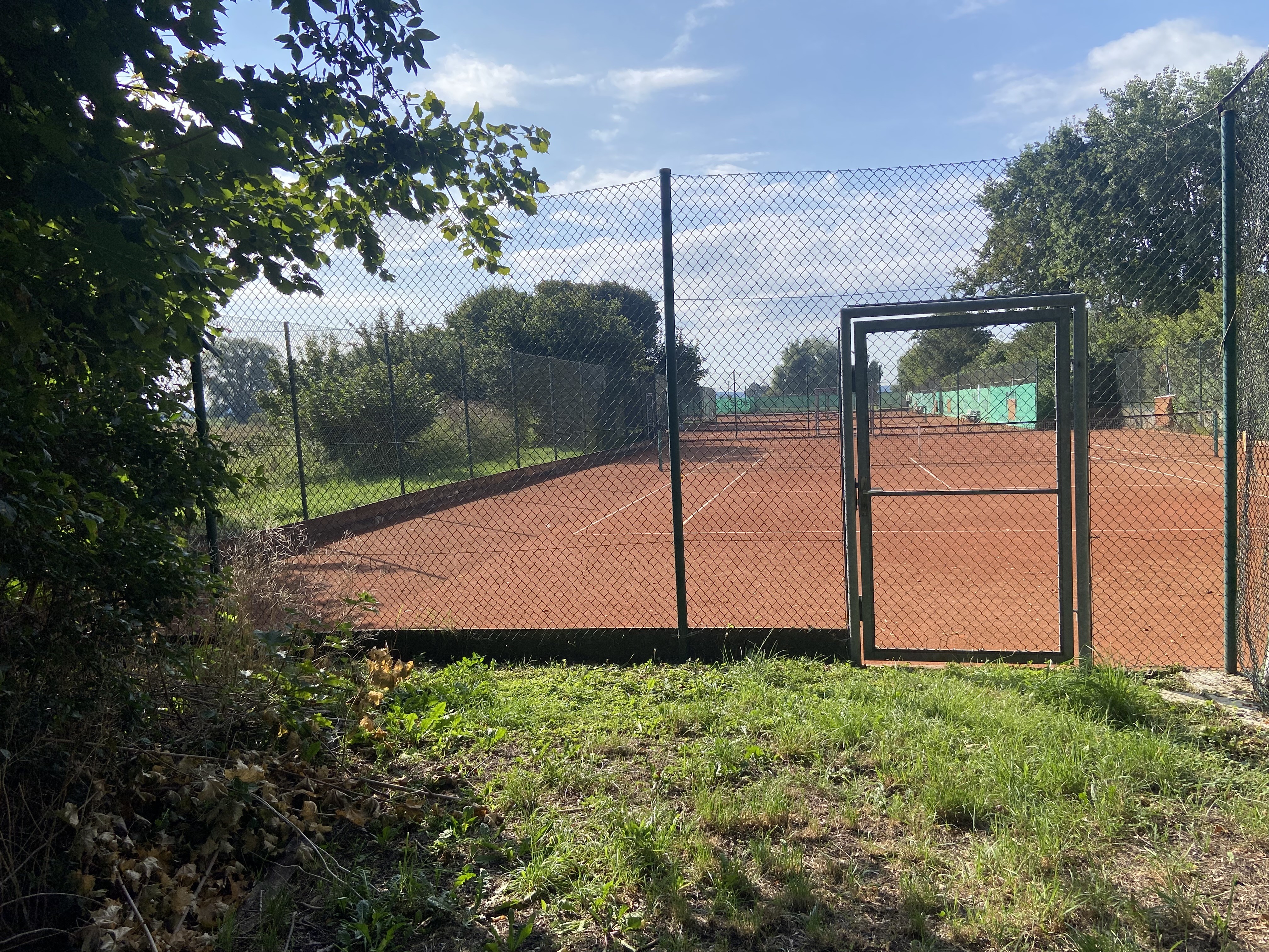 Wohnmobilstellplatz: Tennisplätze - Hermanns Dorfidylle,Landhof im Ries, Nordschwaben