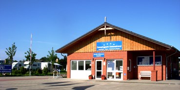Reisemobilstellplatz - Selent - Großzügiger Einfahrtbereich auch mit großen Gespannen gut befahrbar. - Wohnmobilpark Ostseestrand
