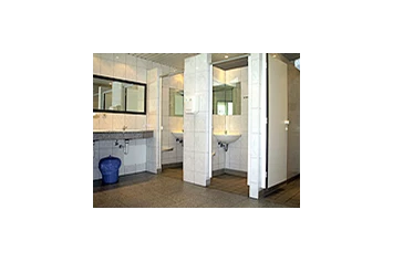 Wohnmobilstellplatz: In unseren gepflegten Sanitäranlagen mit Toiletten, Duschen, abschließbaren Einzelwaschkabinen, seperatem Haushaltsraum mit Waschmaschine und Trockner und Spülraum brauchen Sie auf keinen Komfort verzichten.  - Reisemobilhafen Erholungspark Wehlingsheide