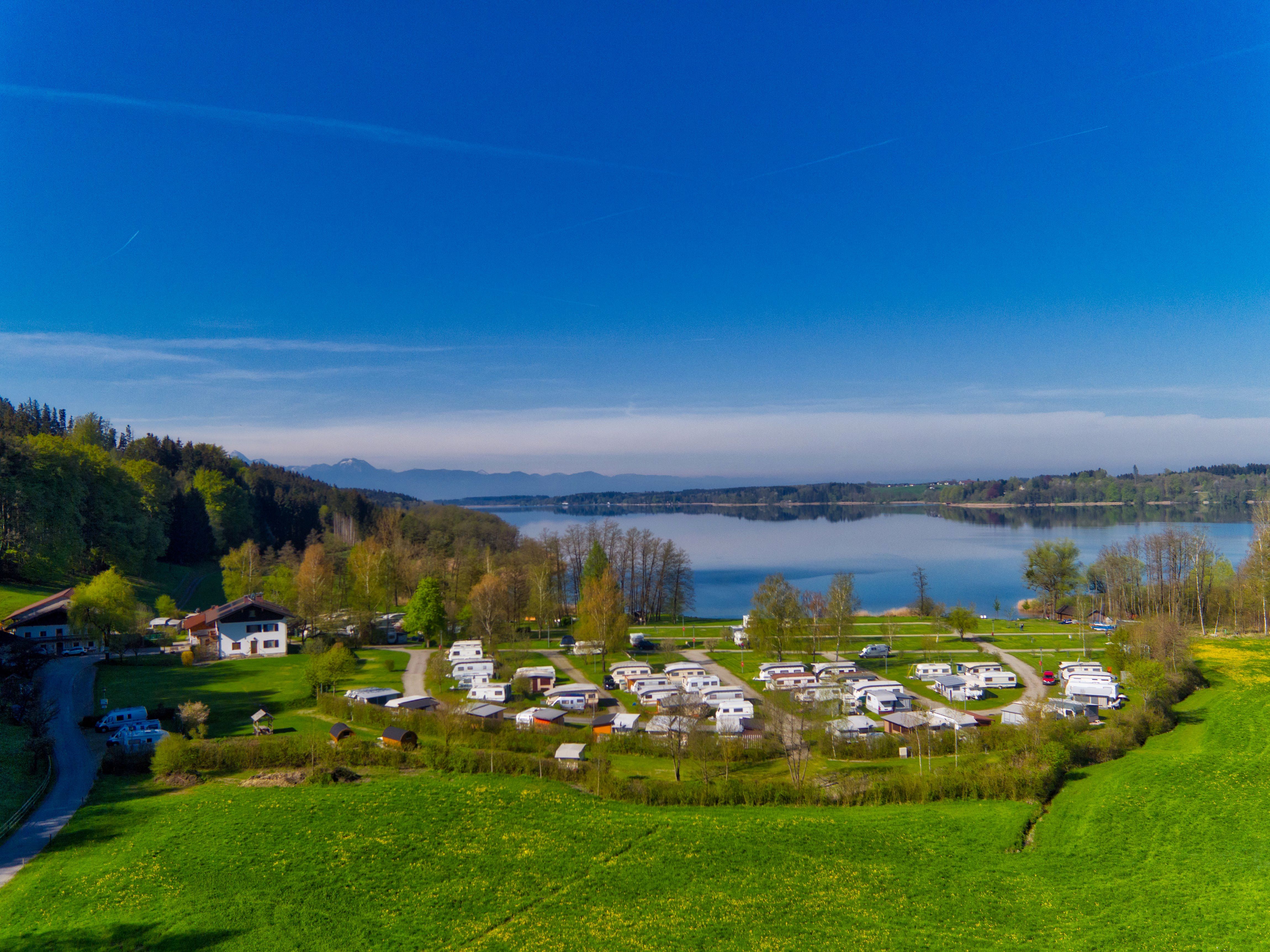 Reisemobilstellplatz - Brannenburg - Blick über den Campingplatz Stein am Simssee auf das Bergpanorama in Richtung Rosenheim. - Camping Stein