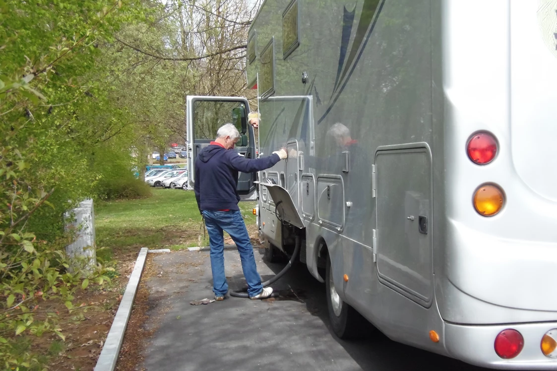 Wohnmobilstellplatz: Bodenablass Grauwasser/Toilettenkassette - Stellplatz Weinbrennerstraße