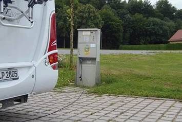 Wohnmobilstellplatz: Stromsäule - Stellplatz Weinbrennerstraße