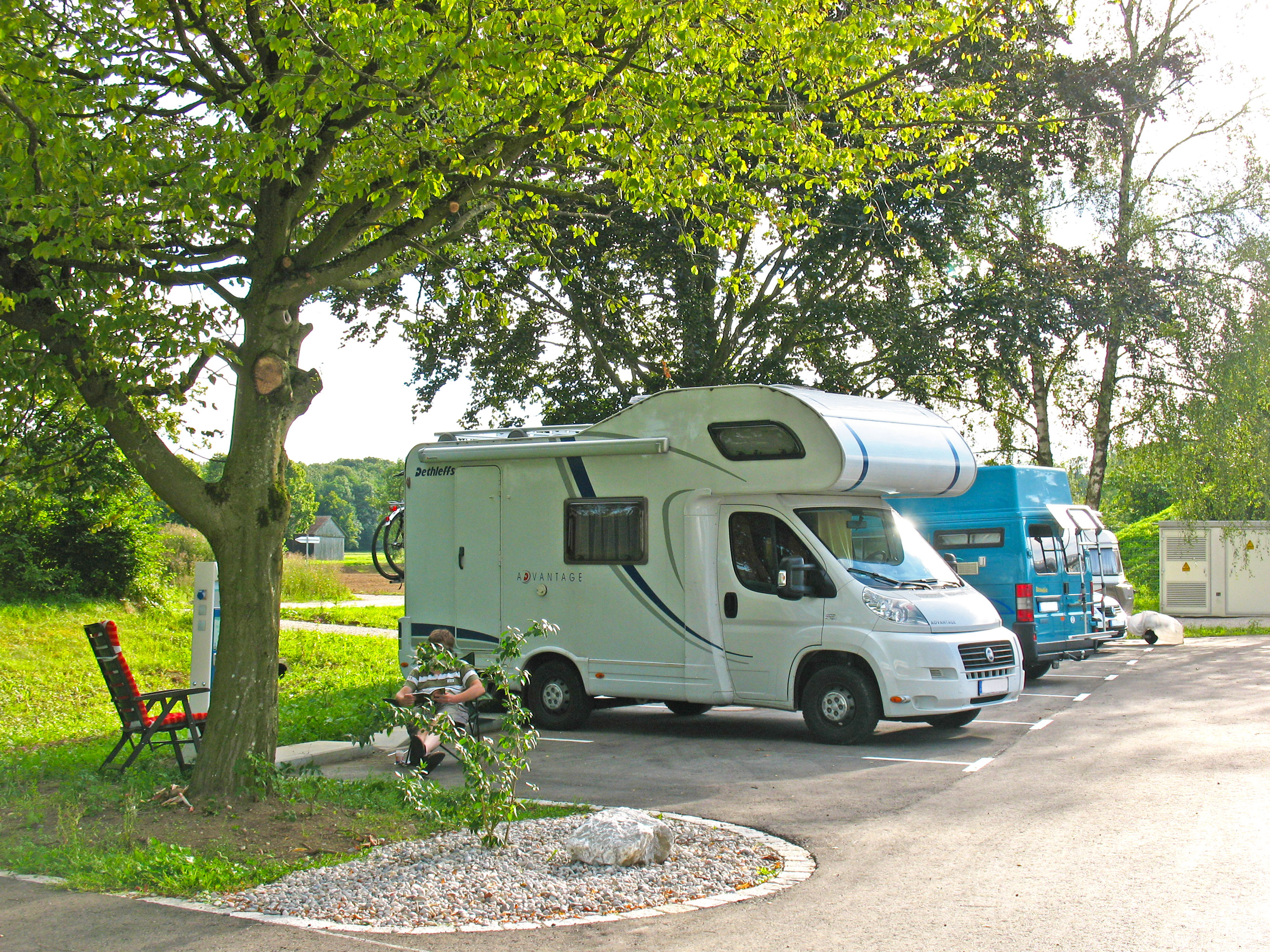 RV park - Region Allgäu - Über 50 großzügig angelegte, befestigte Standplätze, alle mit eigenem kostenlosem Stromanschluss, bieten Aussicht auf einen idyllischen Bach mit altem Baumbestand.  - Wohnmobilstellplatz der THERME Bad Wörishofen