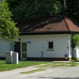Wohnmobilstellplatz: WC - Sanddornstrand - Wohnmobil- und Wohnwagenstellplätze in der Ostseegemeinde Wittenbeck
