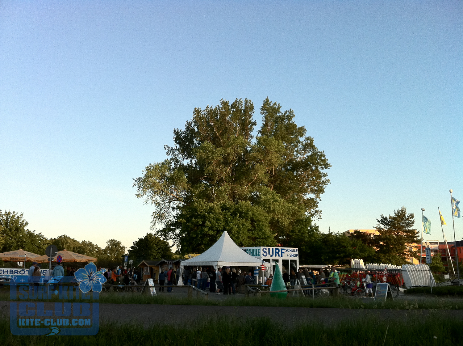 Wohnmobilstellplatz: Wohnmobilstellplatz und Ostsee Parkplatz direkt am Wassersportzentrum Zingst an der wunderschönen Ostsee. Surfschule & Kiteschule unser Angebot windsurfen lernen, kiten lernen, Katamaran segeln lernen. Ausfahrten, Guiding und SUP SURFING! ALOHA - Wohnmobilstellplatz am Wassersportzentrum Zingst (Deaktiv durch Finance)