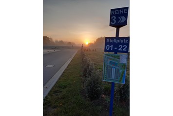 Wohnmobilstellplatz: Blick am Morgen, Richtung See ( 200m ) - Caravan & Resort Gützkow
