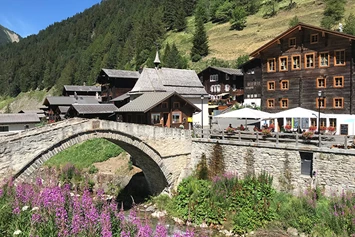 Wohnmobilstellplatz: Das Dorf Binn liegt ganz in der Nähe.
Einkaufen
Restaurant
ÖV Verbindungen
ect. - Highlander´s Ferienlodge